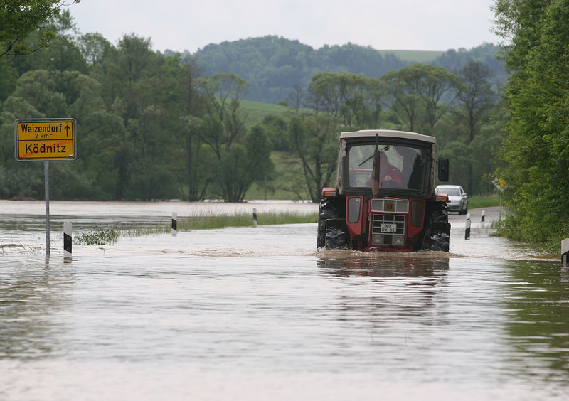 Traktor vor Wasserlandschaft