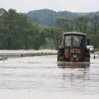 Traktor vor Wasserlandschaft