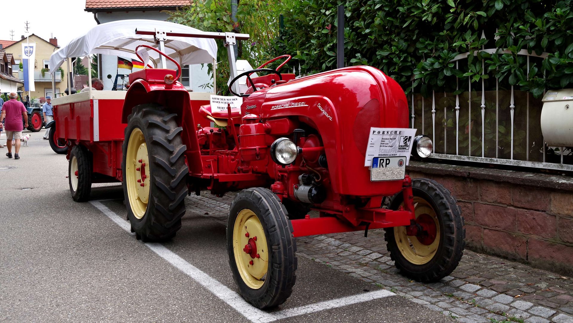 Traktorausstellung beim Weinfest....