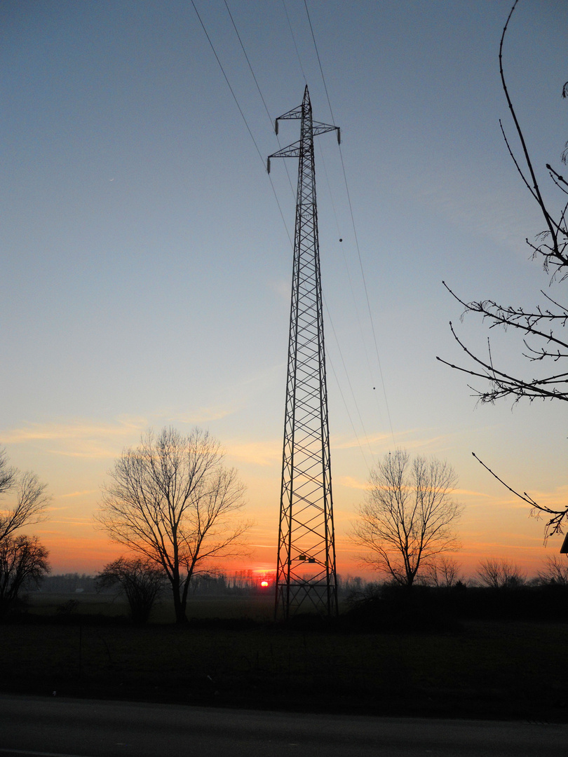 traliccio al tramonto