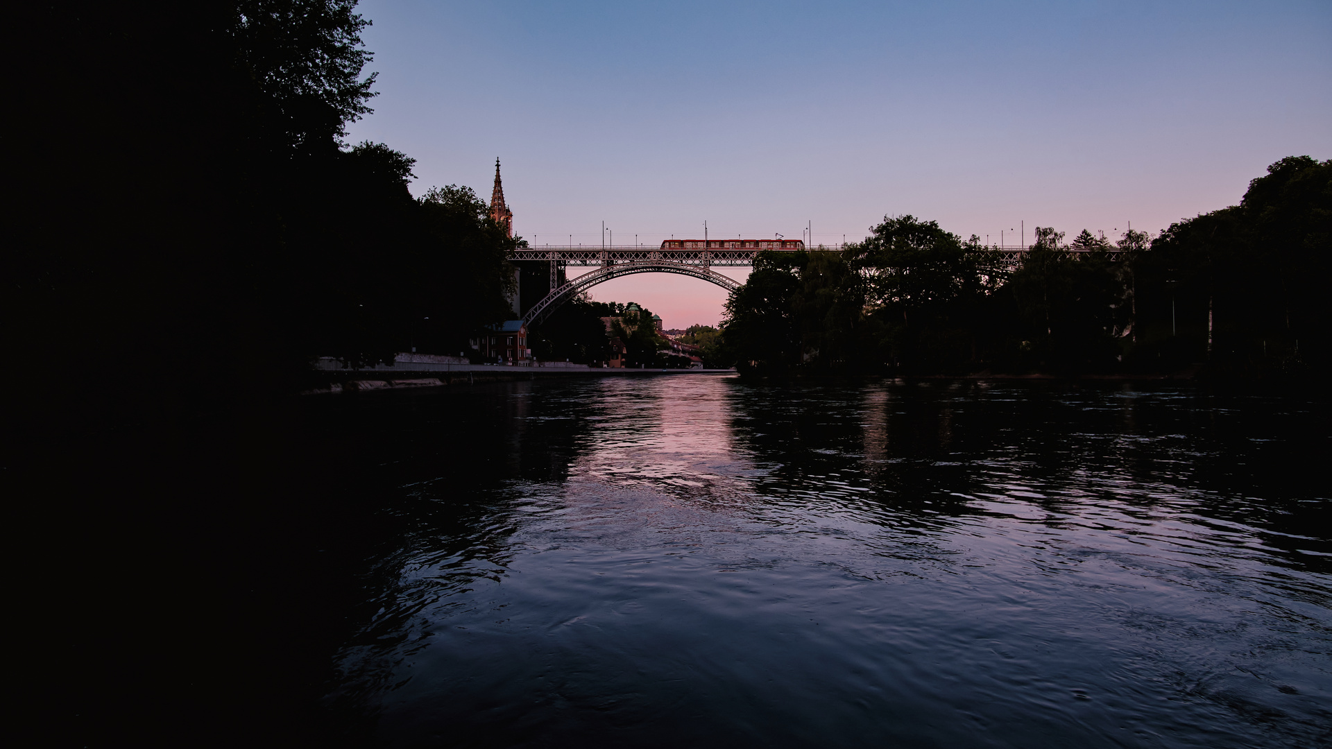 Tram auf der Brücke