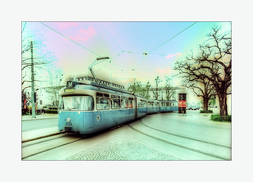 Tram der Linie 36 am Romanplatz in München-Neuhausen