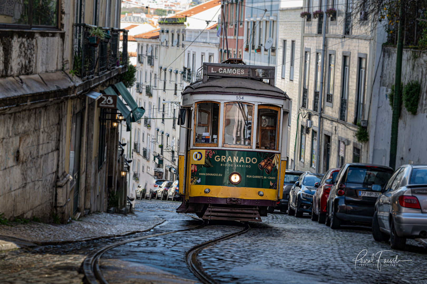 Tram in den Gassen von Lissabon