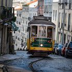 Tram in den Gassen von Lissabon