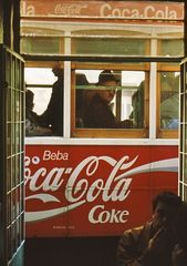 Tram in der Altstadt von Lissabon - der Alfama