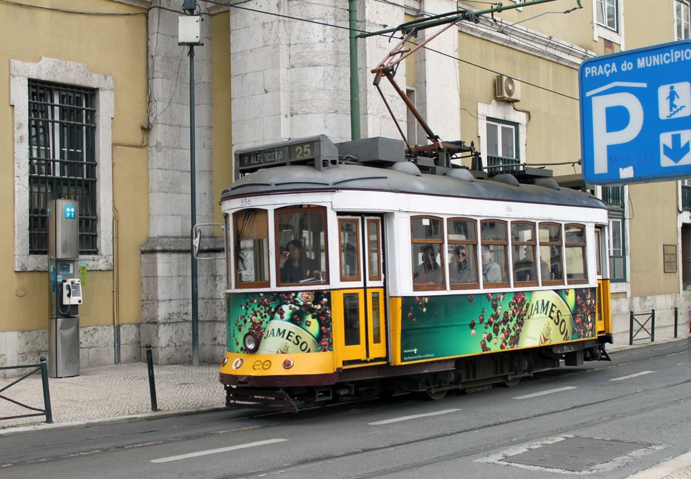 Tram Lissabon von Silvio Tschörtner 