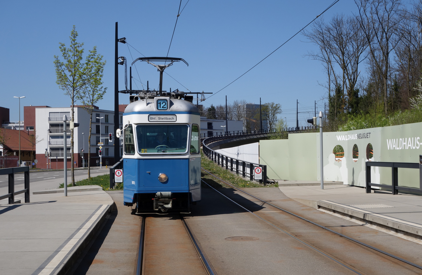 Tram Museum Zürich - Be 4/6 des Tram - Museums Zürich im Einsatz auf der Glattalbahn in Wallisellen.