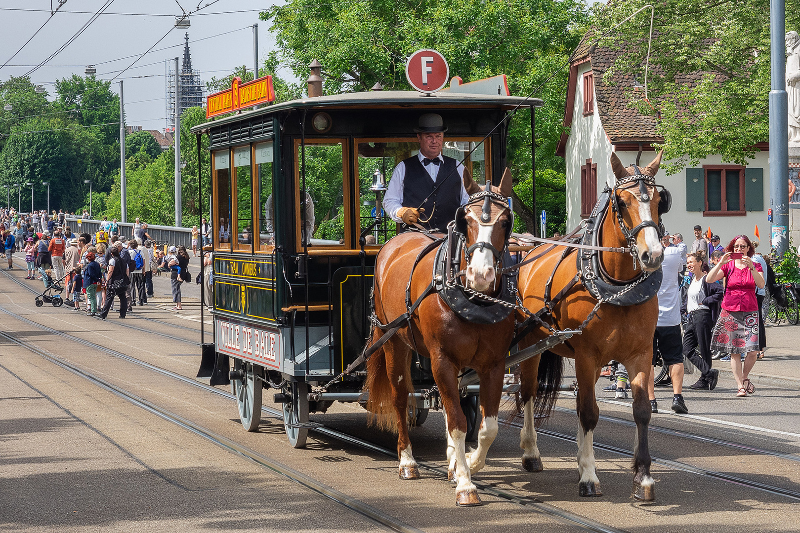 Tram-Parade mit Pferden