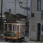 Tram vor einer Kurve in Lissabon