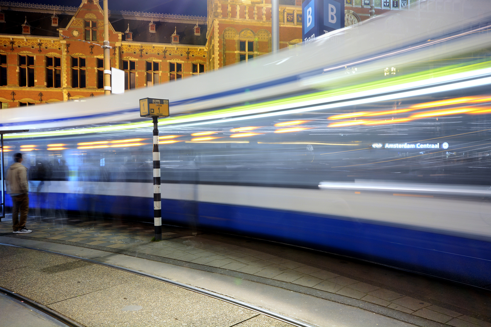 Tram vorm Hauptbahnhof in Amsterdam