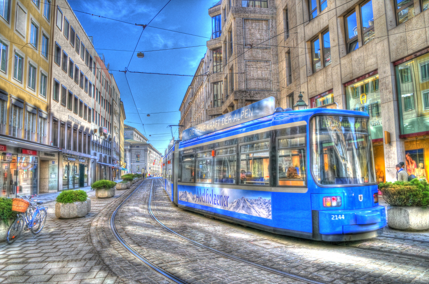 trambahn am anfang der maximilianstrasse