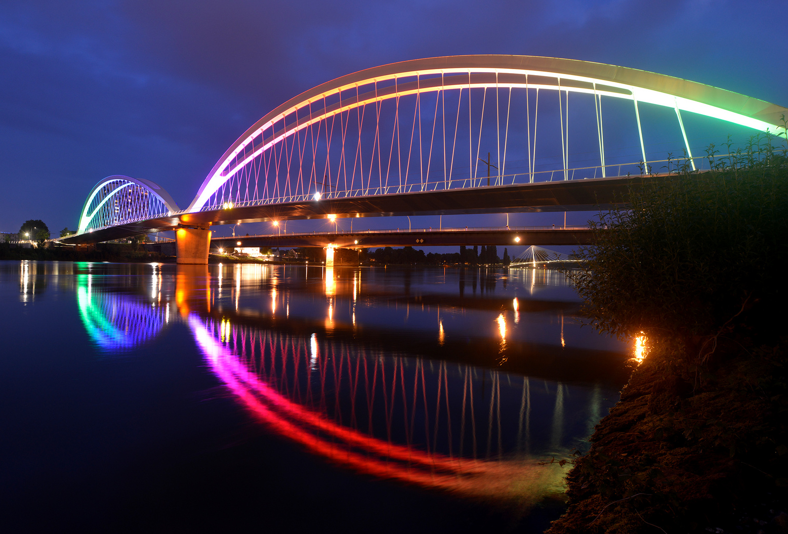 Trambrücke bunt illuminiert