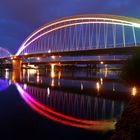 Trambrücke bunt illuminiert