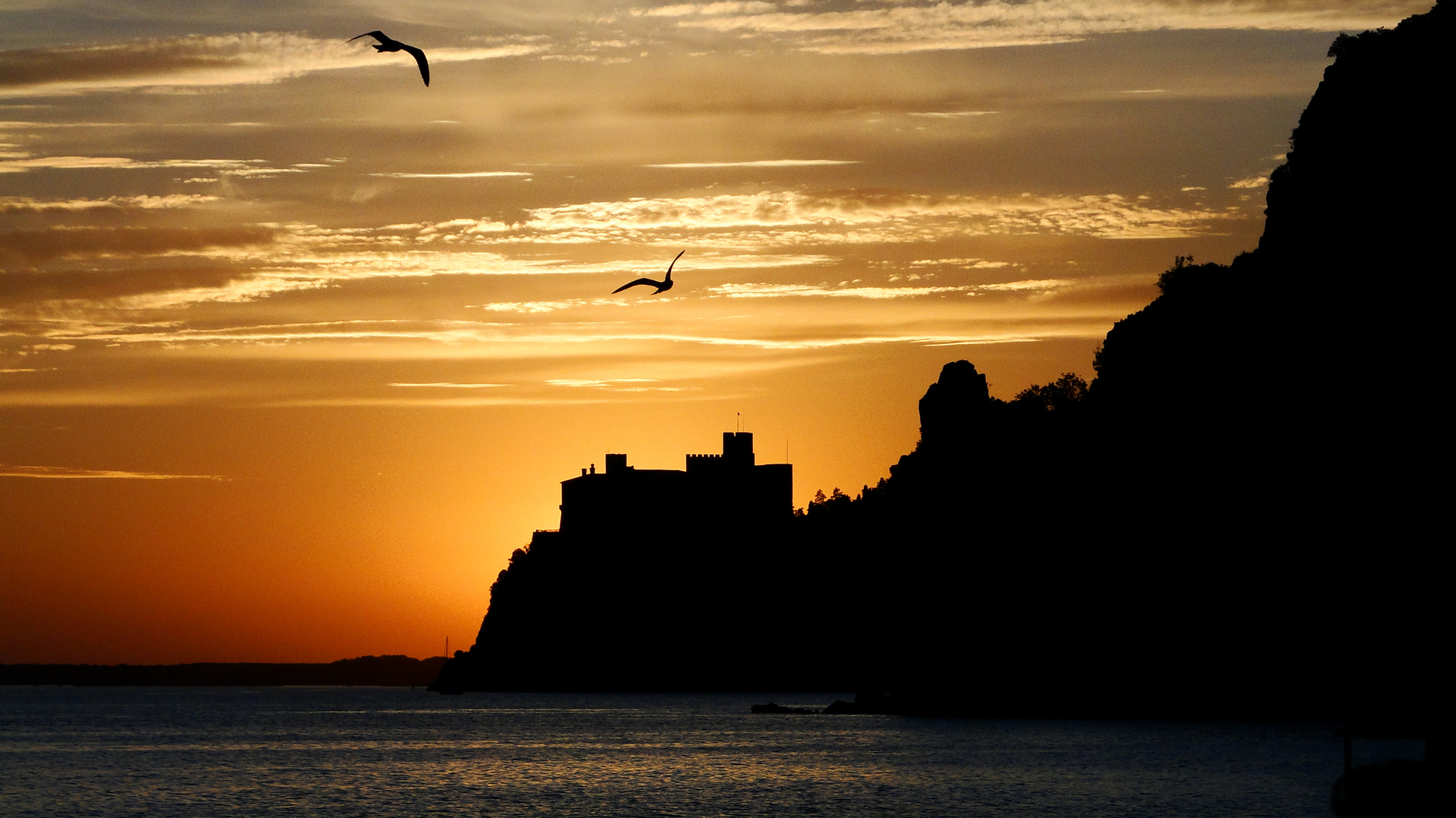 tramonta giusto dietro