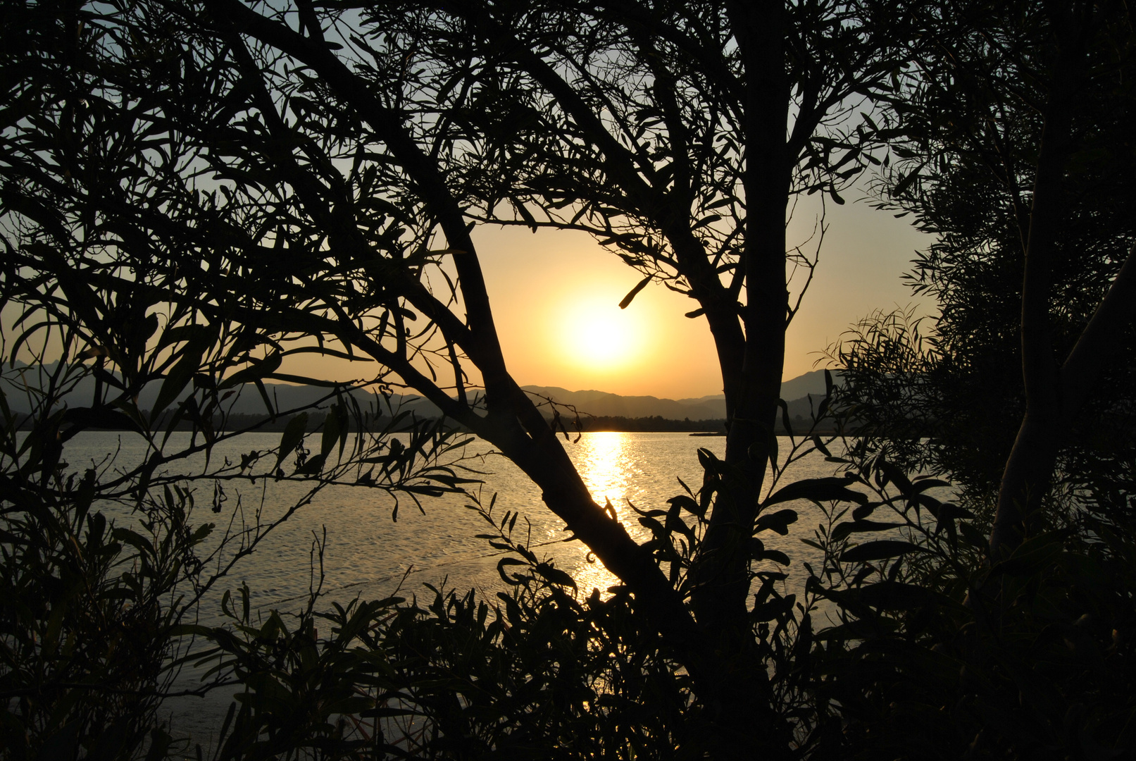 tramonto ai piedi della salina