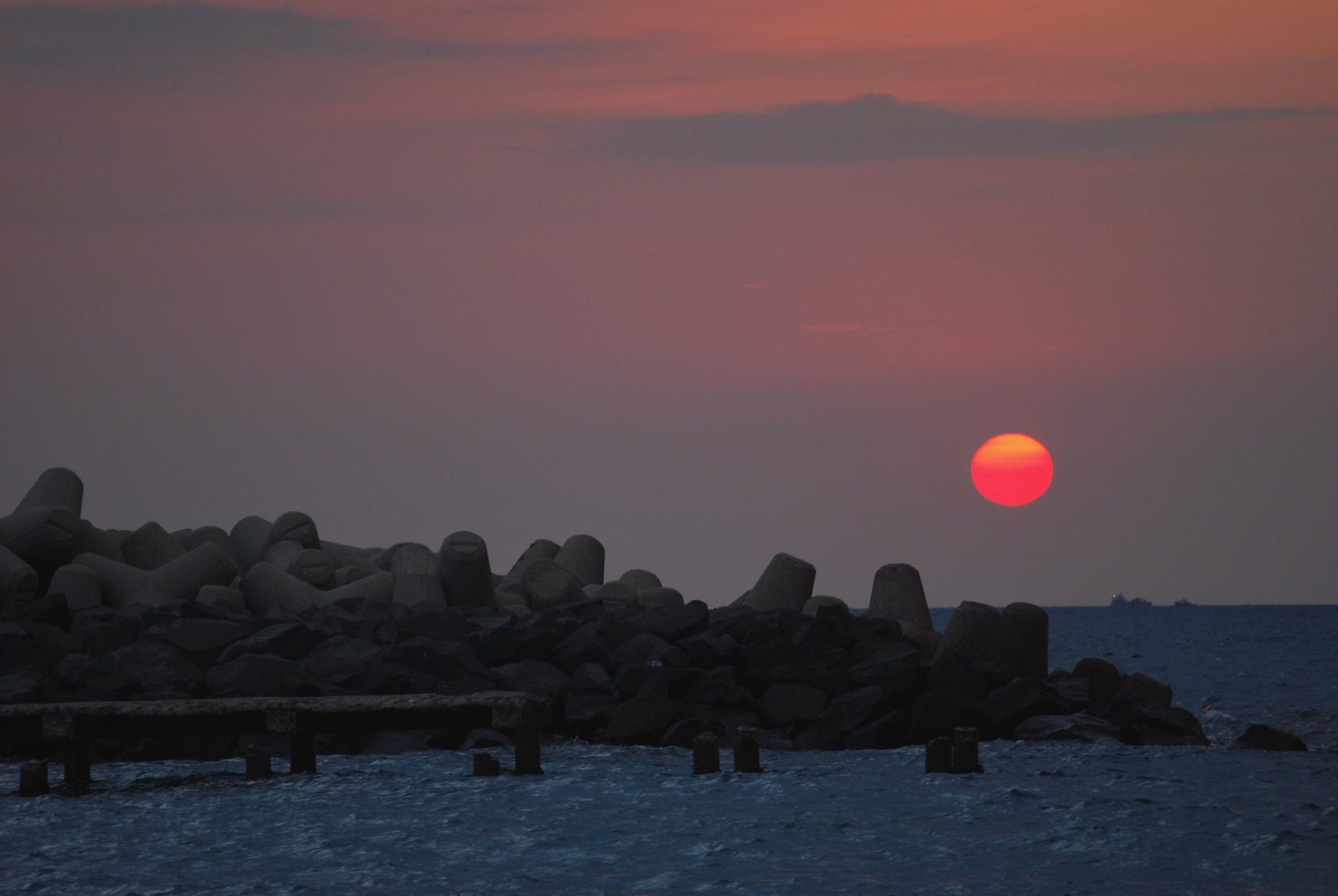 tramonto al faro vecchio di fiumicino (Rm)