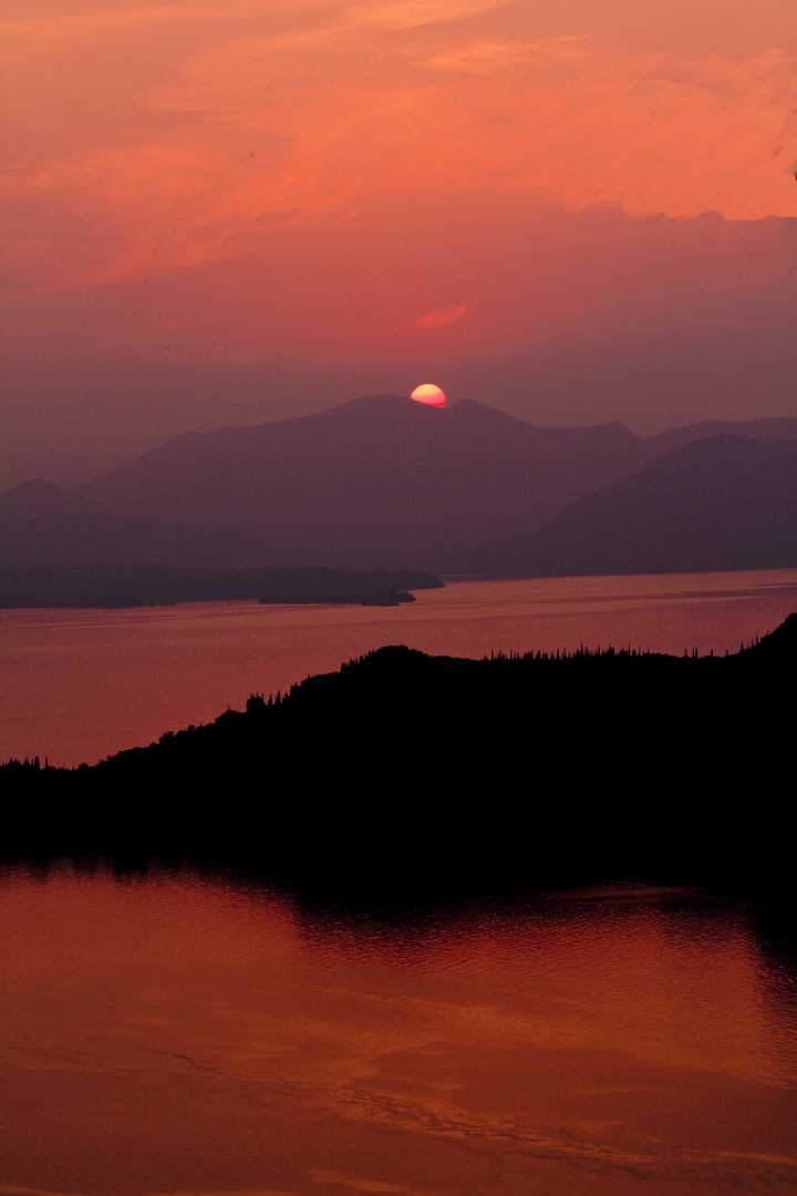 TRAMONTO AL LAGO