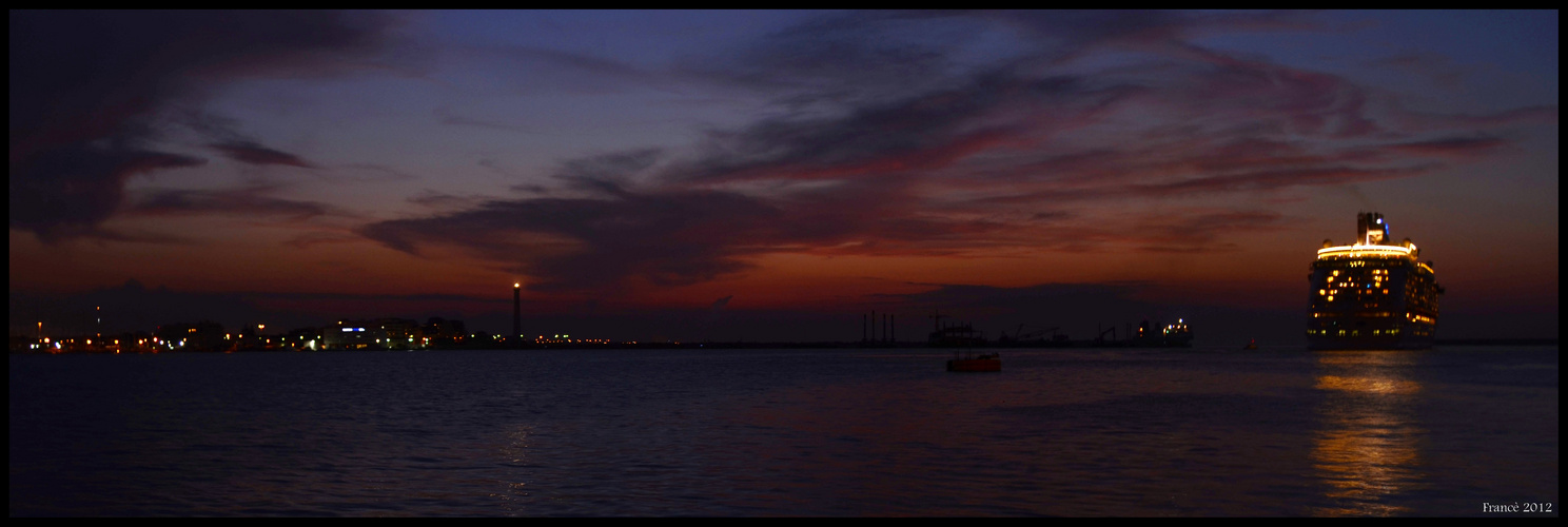 tramonto al porto di Bari