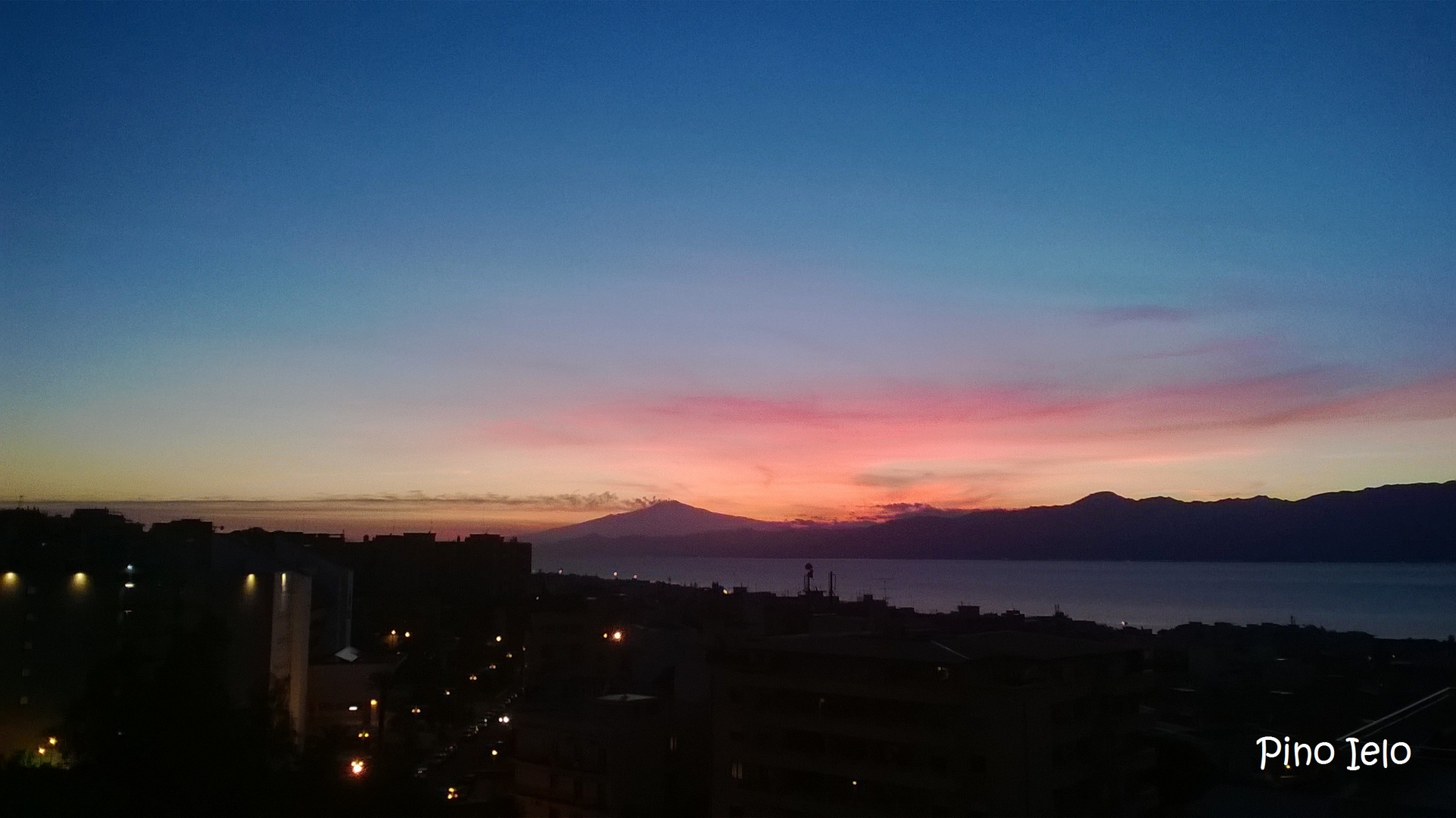 Tramonto colorato dell'Etna