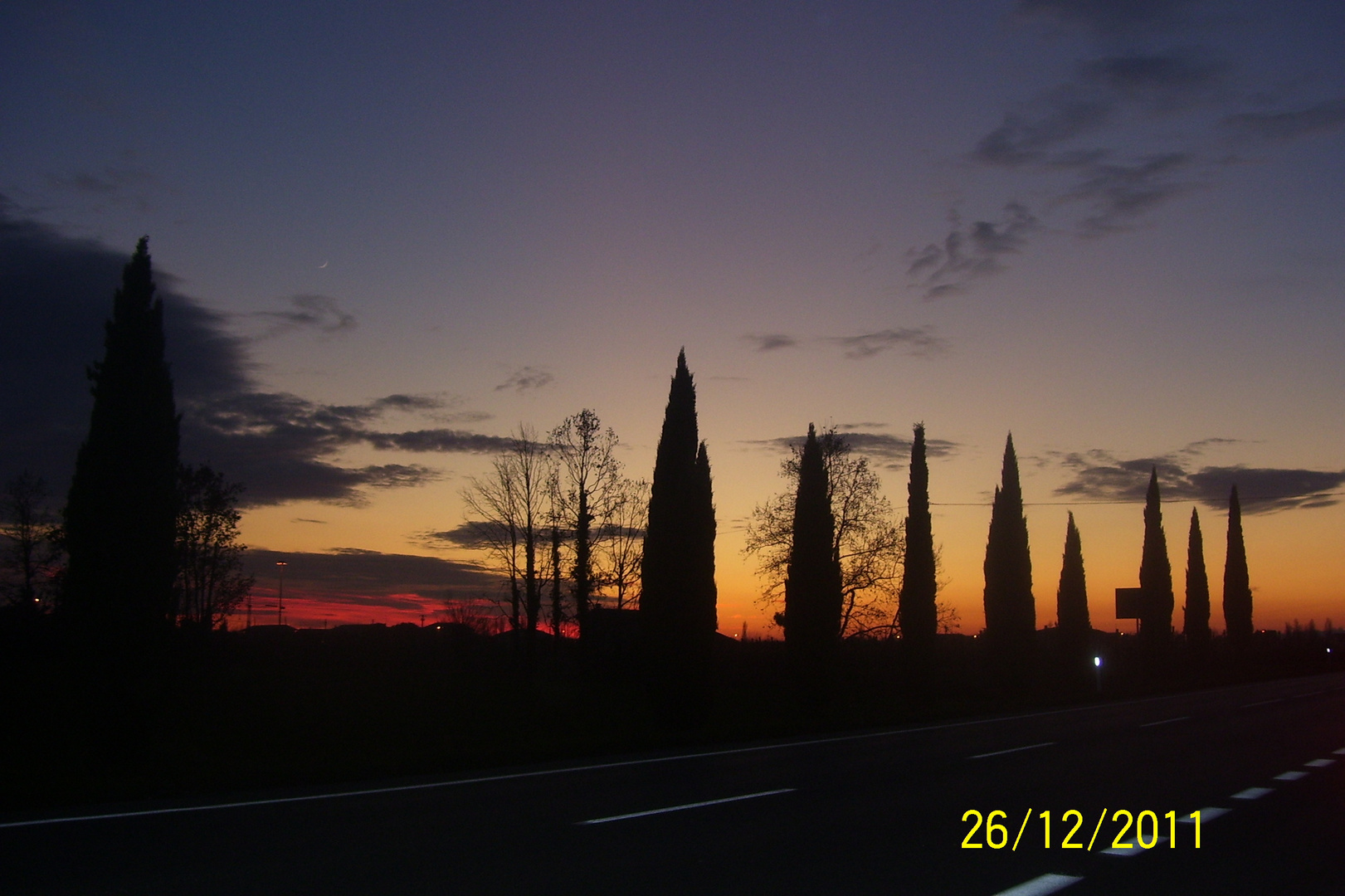 tramonto con cipressi