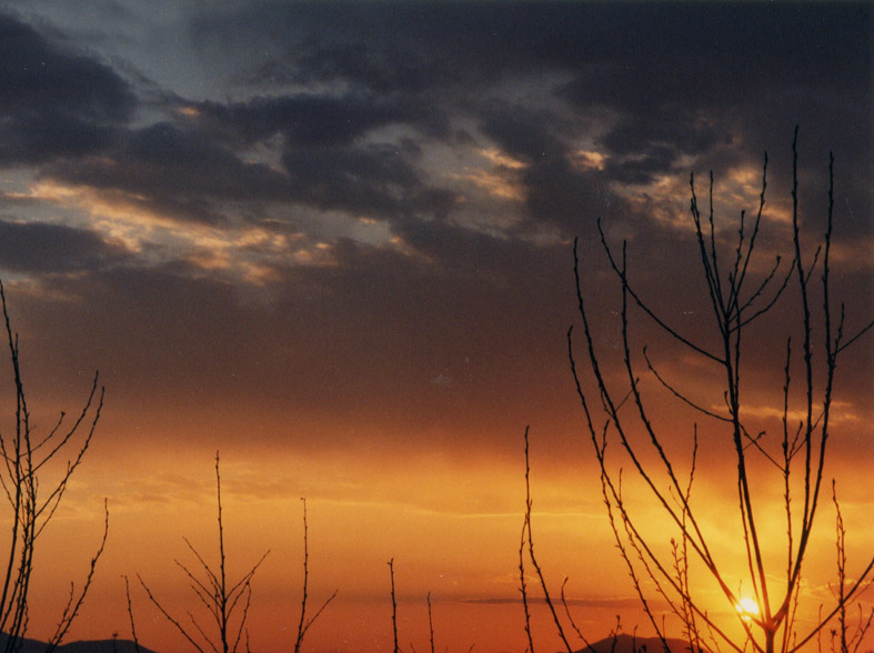 Tramonto con colline e nuvole