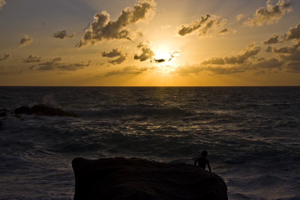 TRAMONTO CON MARE MOSSO