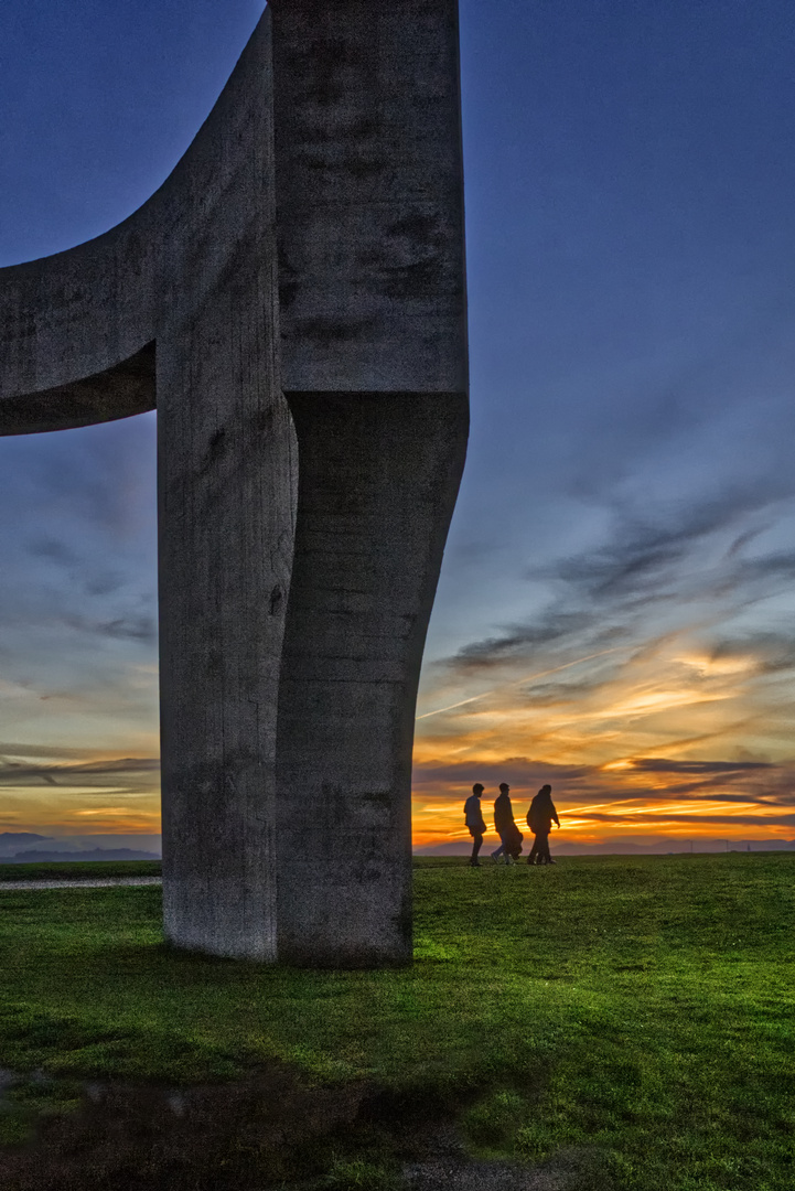 Tramonto con monumento e silhouettes