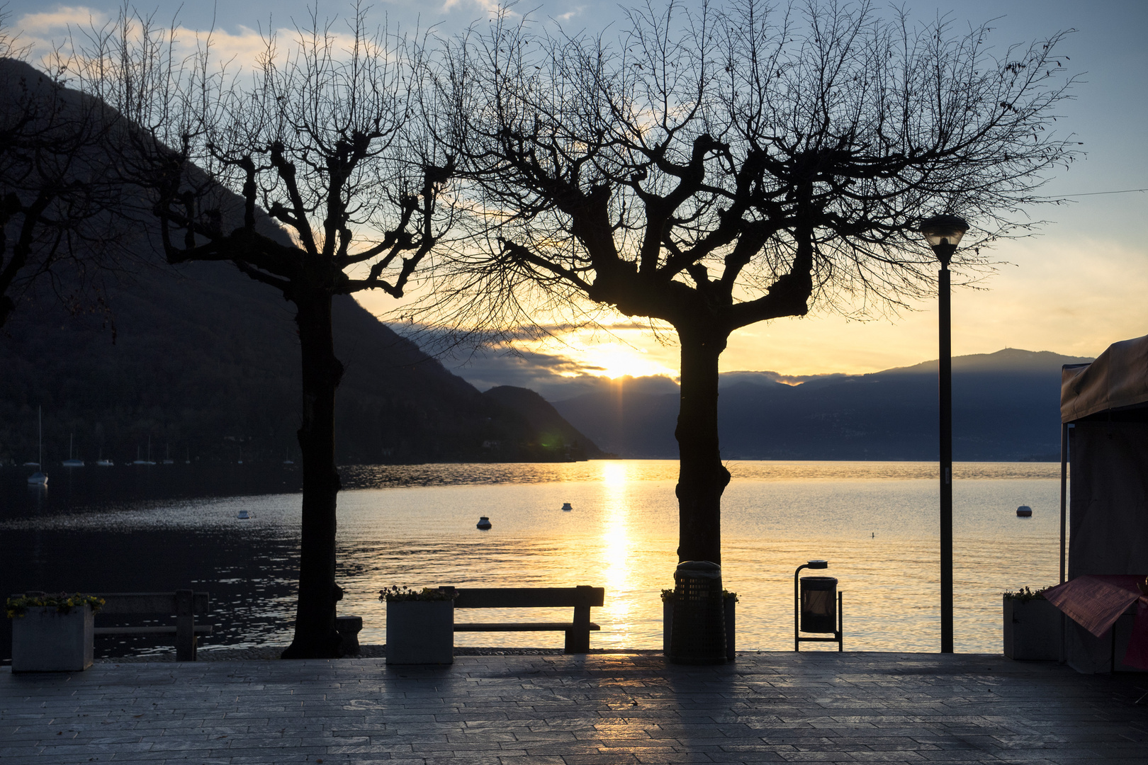 Tramonto da piazza lago, Caldè