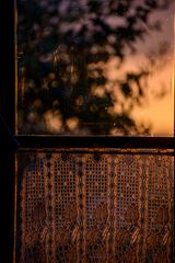 Tramonto da una finestra chiusa