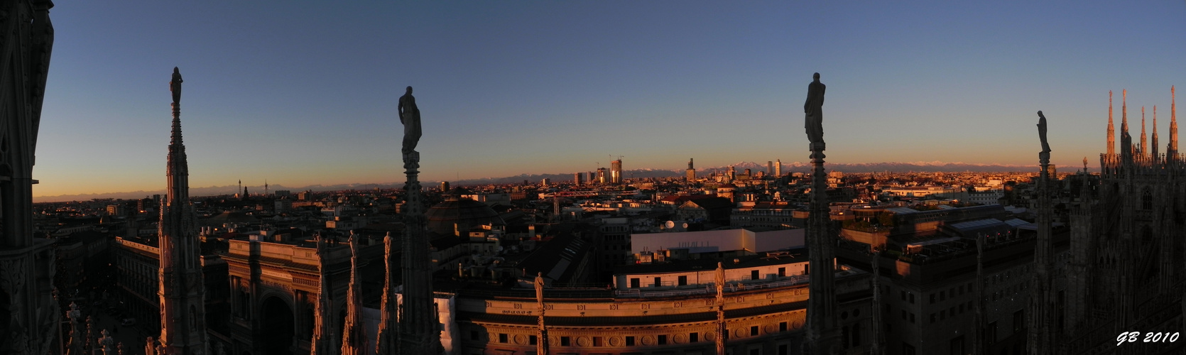 Tramonto dalle guglie del Duomo di Milano