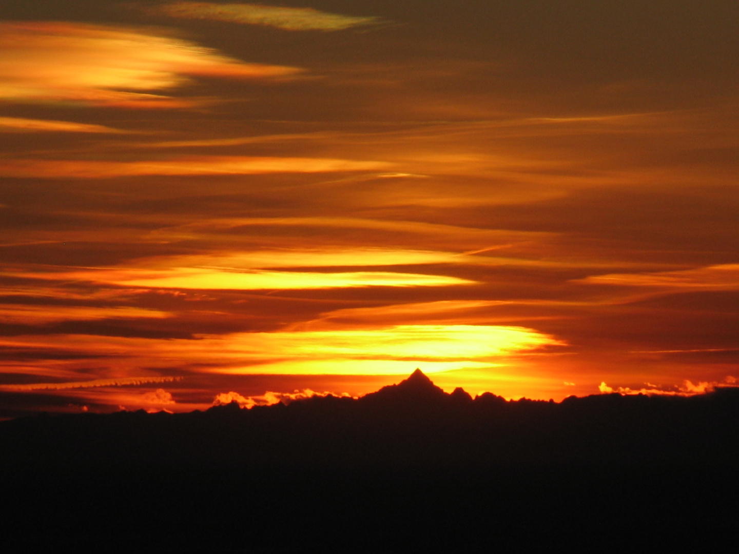 TRAMONTO DIETRO IL MONVISO VISTO DA MONTEVECCHIA