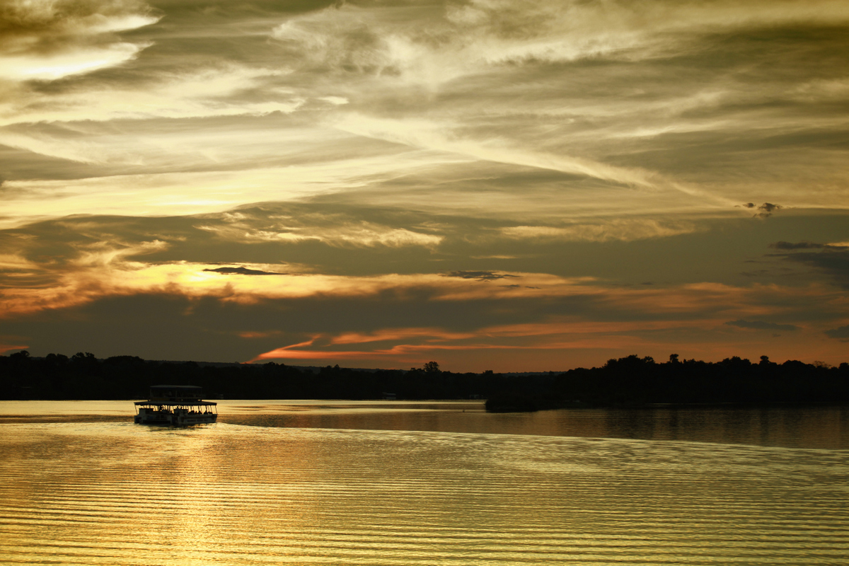 tramonto dorato sullo Zambesi