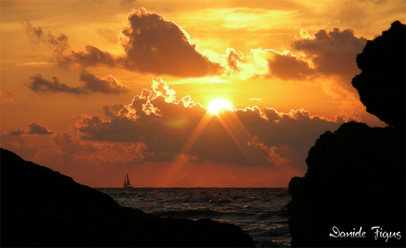 Tramonto e barca a vela