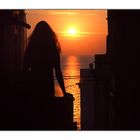 tramonto e bella ragazza