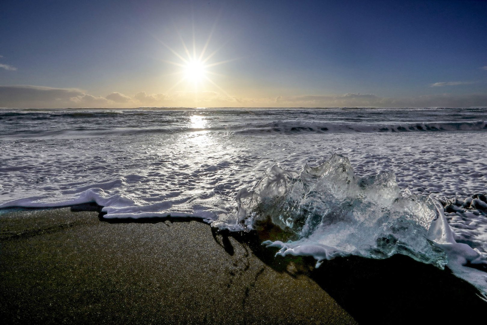 tramonto in spiaggia con ghiaccio