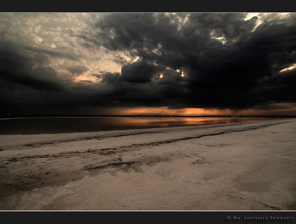 Tramonto minaccioso nelle saline di Margherita di Savoia