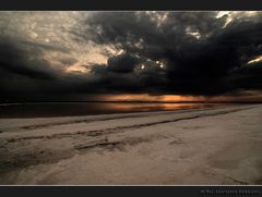 Tramonto minaccioso nelle saline di Margherita di Savoia