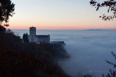 tramonto nella nebbia