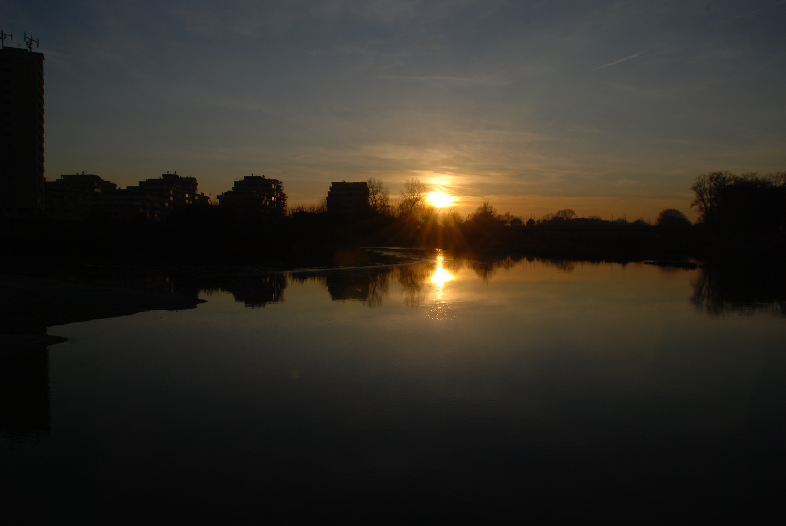 Tramonto riflesso alla foce del Tenna