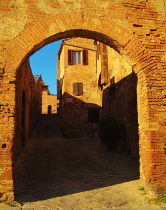 Tramonto sul borgo medievale di Certaldo Alto (Firenze) Toscana