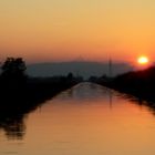 tramonto sul canale cavour e sullo sfondo il monviso