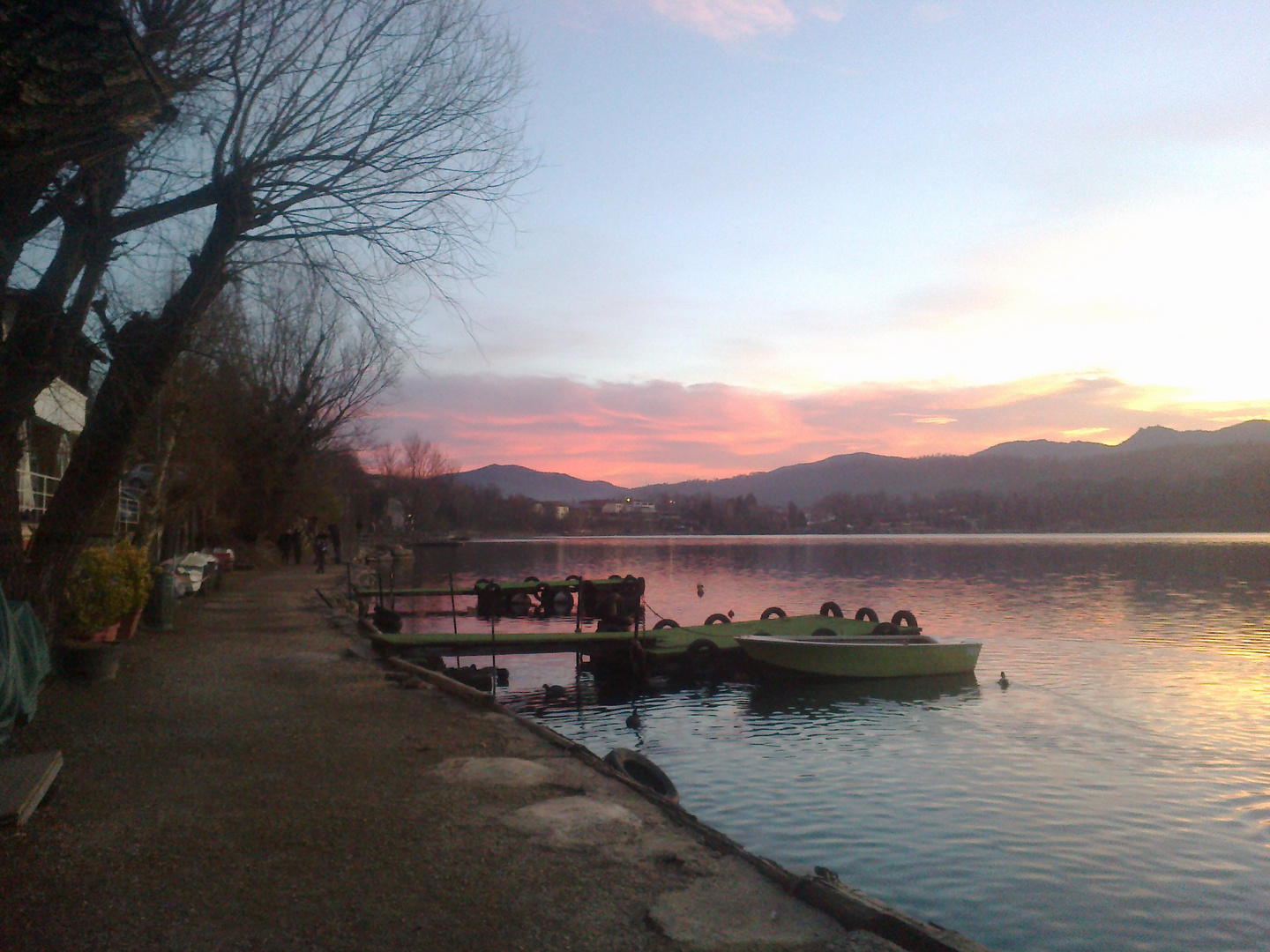 tramonto sul lago