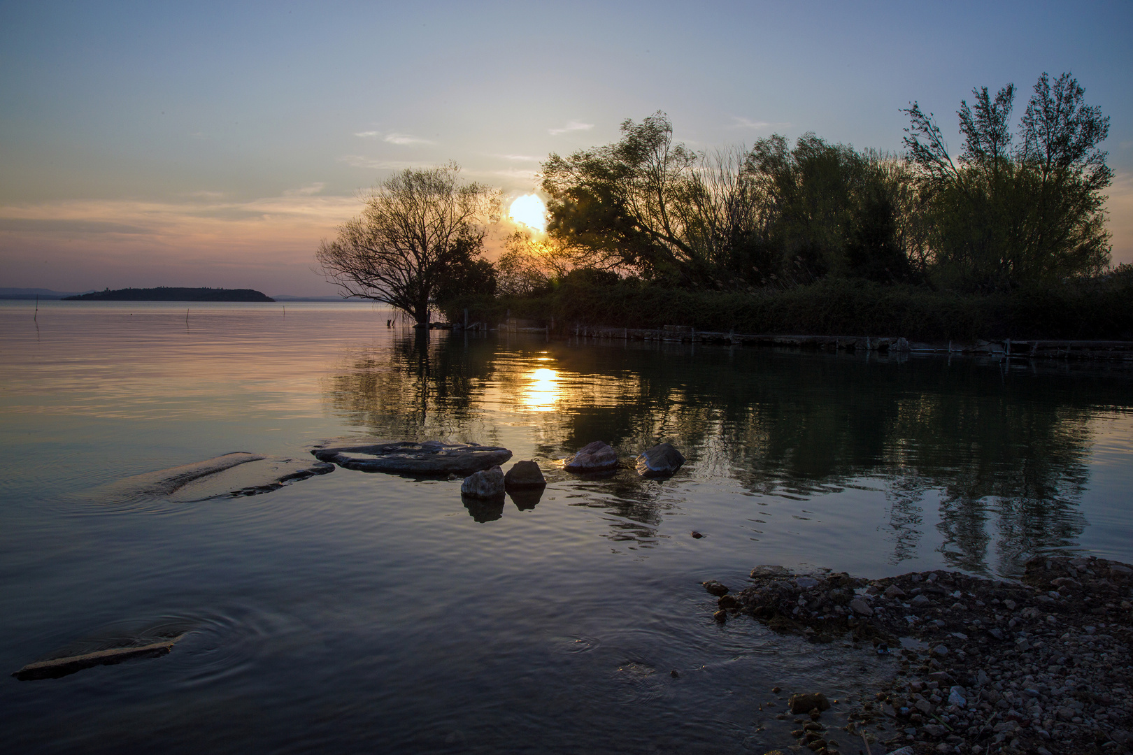 Tramonto sul lago