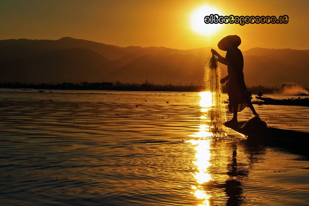 Tramonto sul lago Inle (Birmania)