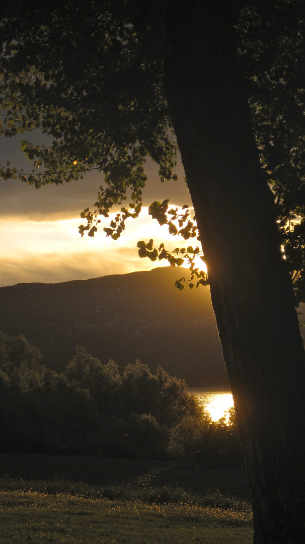 tramonto sul lago maggiore