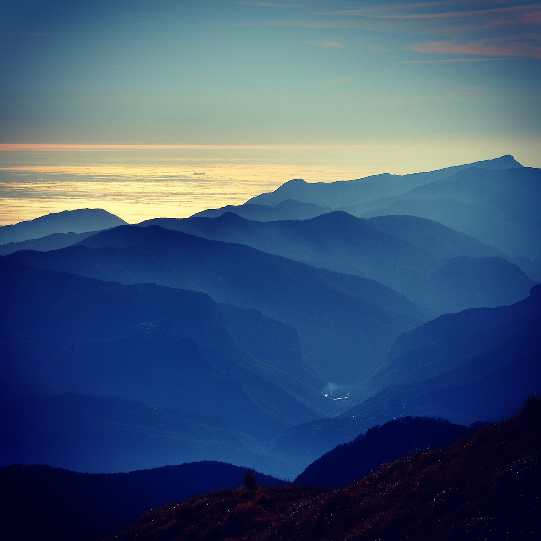 Tramonto sul mare dalla montagna