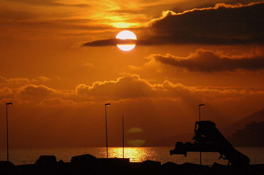 Tramonto sulla diga del porto