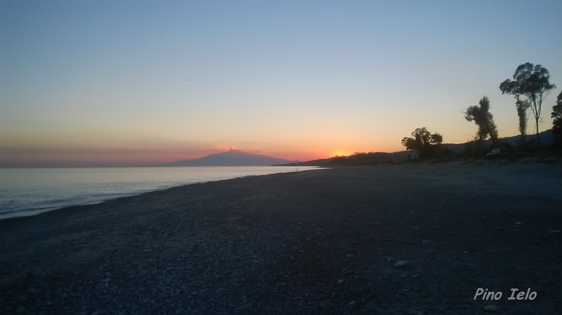 Tramonto sulla spiaggia Bova marina con vista dell'Etna