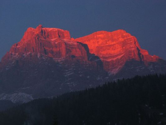 tramonto sulle montagne