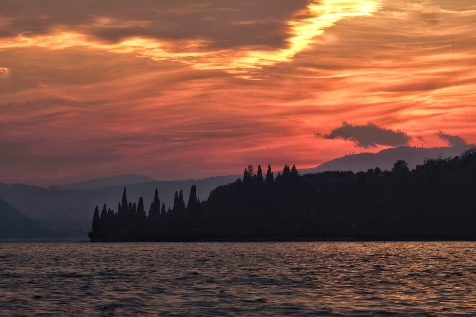 Tramonto sullo sfondo punta San vigilio sul lago di Garda.. 